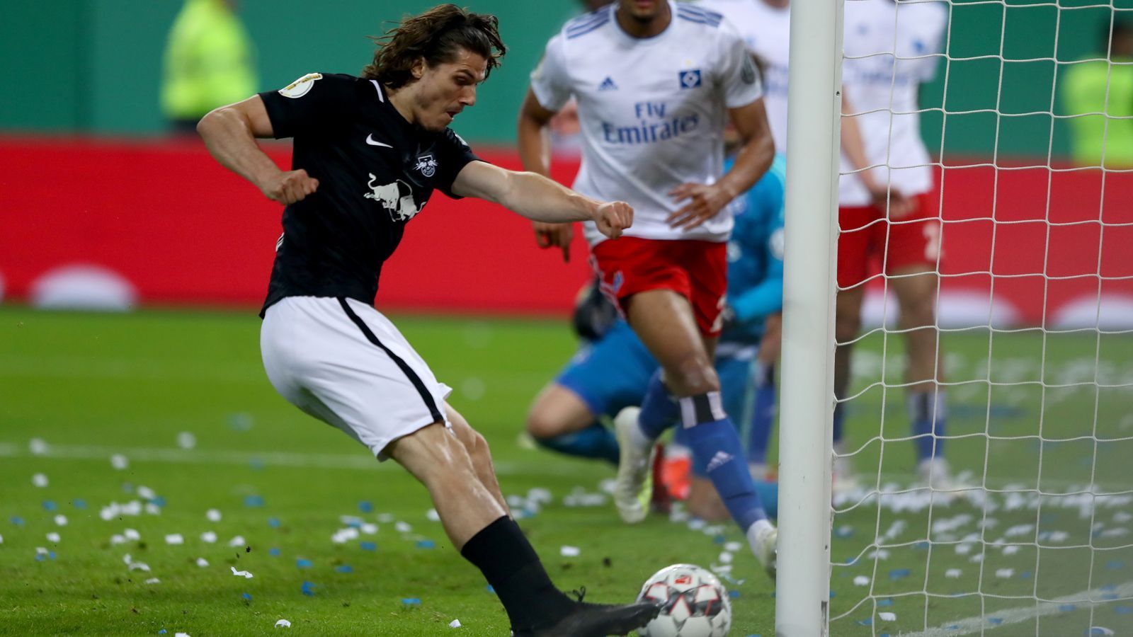 
                <strong>Marcel Sabitzer (RB Leipzig)</strong><br>
                Hat früh Pech mit einem Pfostentreffer. Mal spritzig und ideenreich, dann taucht er ab, spielt fehlerhaft. Wenig Licht, viel Schatten. ran-Note: 4
              