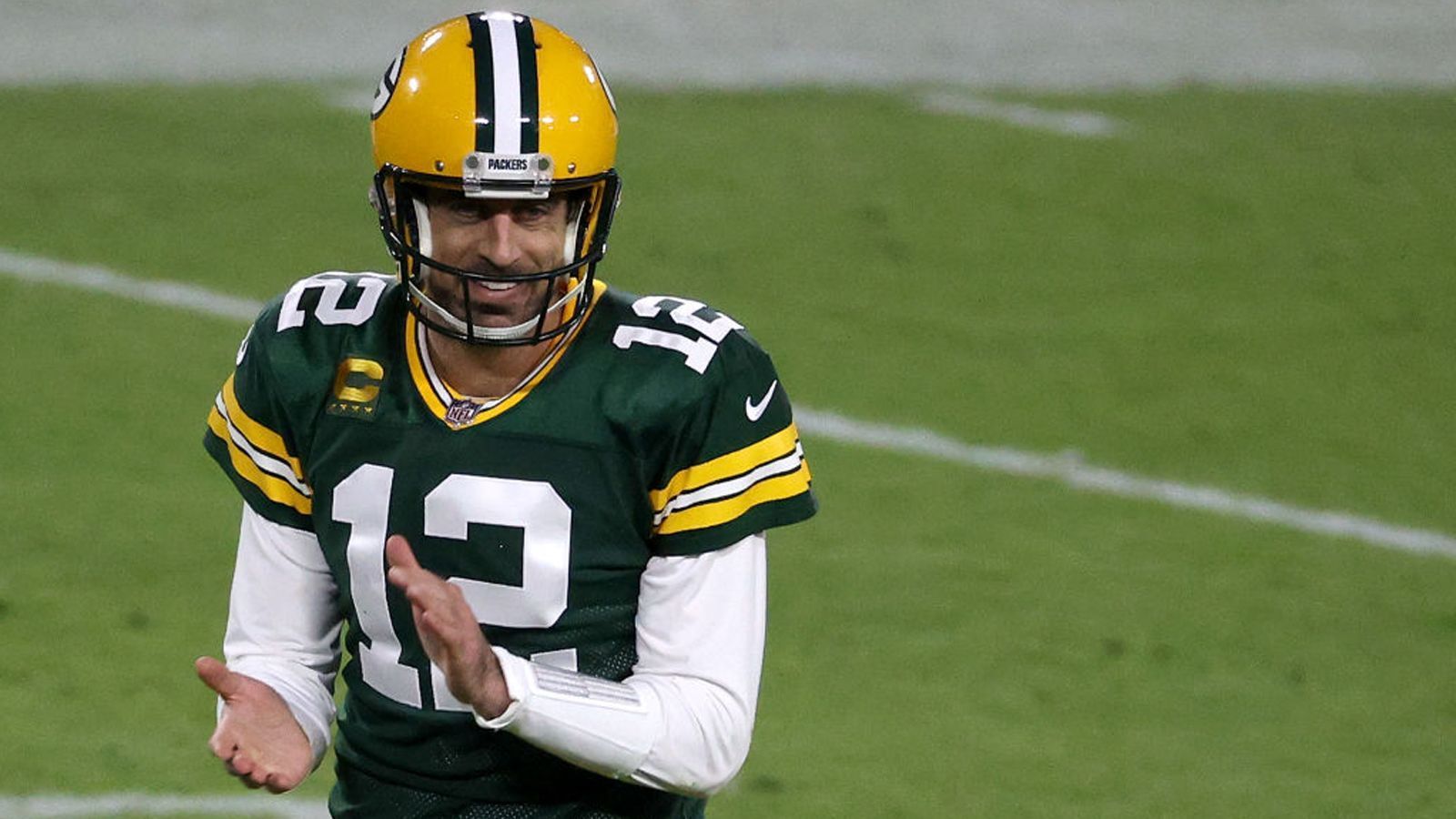 
                <strong>Week 13: Aaron Rodgers stellt gleich zwei Rekorde auf</strong><br>
                Aaron Rodgers von den Green Bay Packers hat als erster Quarterback fünf Spielzeiten mit jeweils 35 Touchdown-Pässen oder mehr hinbekommen. Damit zieht er an Tom Brady, Peyton Manning und Drew Brees vorbei. Außerdem erreichte Rodgers gegen die Philadelphia Eagles seinen 400. Touchdown-Pass. Er ist der siebte NFL-Quarterback, dem dies gelang - mit nur 193 Spielen dabei aber der schnellste.
              