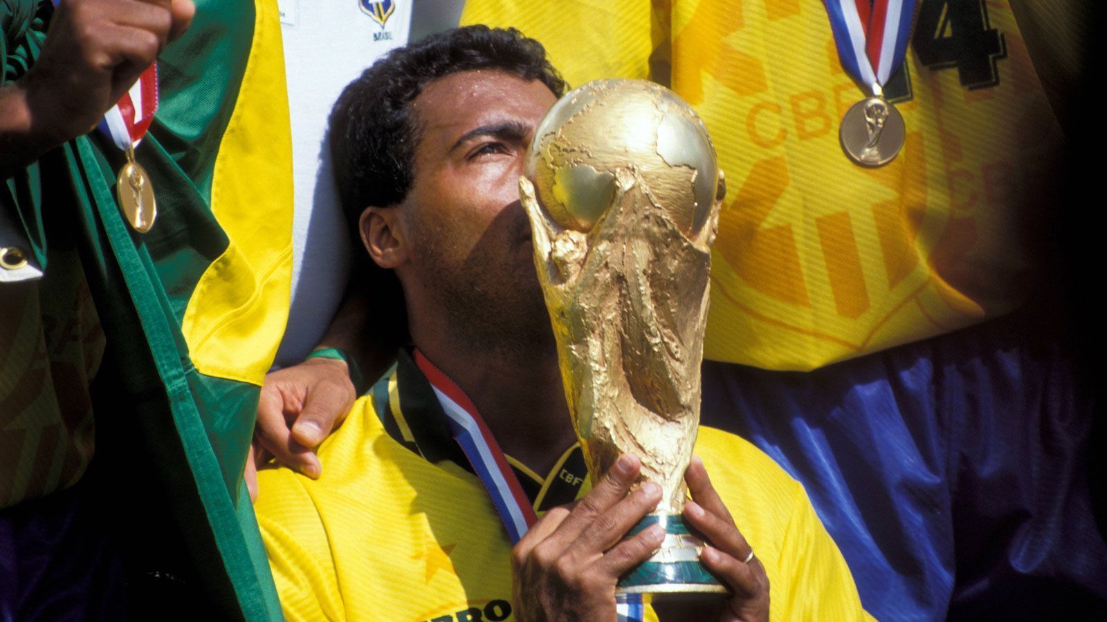 
                <strong>Romario</strong><br>
                Bester Spieler der WM 1994 ist Brasiliens Torjäger Romario. Das wichtigste seiner fünf Tore köpft er im Halbfinale gegen Schweden. Im Endspiel gegen Italien behält er beim Elfmeterschießen die Nerven und leitet den vierten WM-Triumph der Selecao ein.
              