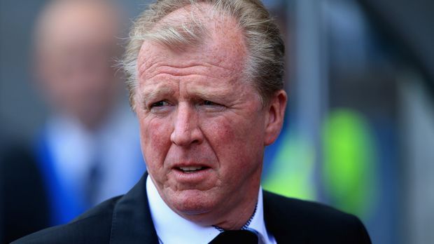 
                <strong>Steve McClaren</strong><br>
                Steve McClaren: Ein Mann mit viel Erfahrung. 1992 startete er als Co-Trainer bei Oxford United und schaffte es bis zum Cheftrainer der englischen Nationalmannschaft, wo er allerdings als "Trottel mit dem Regenschirm" von der britischen Boulevard-Presse verunglimpft wurde. Auch in der Bundesliga war McClaren schon aktiv. Von Juli 2010 bis Februar 2011 trainierte er den VfL Wolfsburg. Seine vorerst letzte Station war beim Premier-League-Klub Newcastle United (Juni 2015 bis März 2016).
              