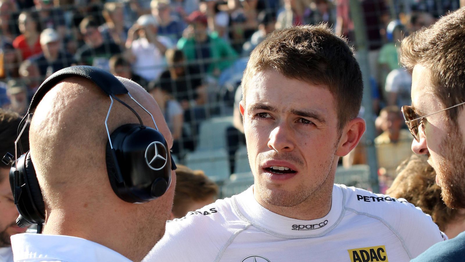 
                <strong>Teures Wasser</strong><br>
                Ein Glas Luxuswasser gefällig? Bitte sehr: Paul di Resta und Daniel Juncadella mussten 2018 auf dem Lausitzring jeweils 3000 Euro bezahlen. Wofür? Sie haben Wasser getrunken. Bescheuert? Ja, es mag auf den ersten Blick kurios anmuten, dass Fahrer dafür bestraft werden, wenn sie nach einem Rennen Wasser trinken. Ganz so gaga wie es sich anhört ist es natürlich nicht. Konkret erfolgte die Strafe wegen eines Verstoßes gegen die Wiegevorschriften. Denn: Die beiden Mercedes-Piloten tranken VOR dem Wiegen Wasser. 
              