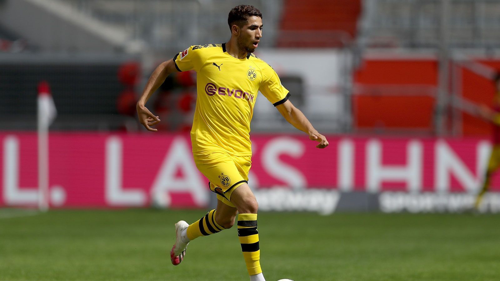 
                <strong>Achraf Hakimi (Borussia Dortmund)</strong><br>
                Der ehemalige Spieler von Bayern-Konkurrent Borussia Dortmund wird von Davies als erster Spieler genannt, als er von "90min" nach seiner Top 5 gefragt wird. Die Spielweise der beiden Youngster ähnelt sich sogar etwas, sowohl Hakimi, als auch Davies schalten sich gerne mit in die Offensive ein und versuchen dort mit ihrer Schnelligkeit Akzente zu setzen. Der Marokkaner war zuletzt von Real Madrid an die Dortmunder verliehen und wechselte erst vor wenigen Wochen zu Inter Mailand.
              