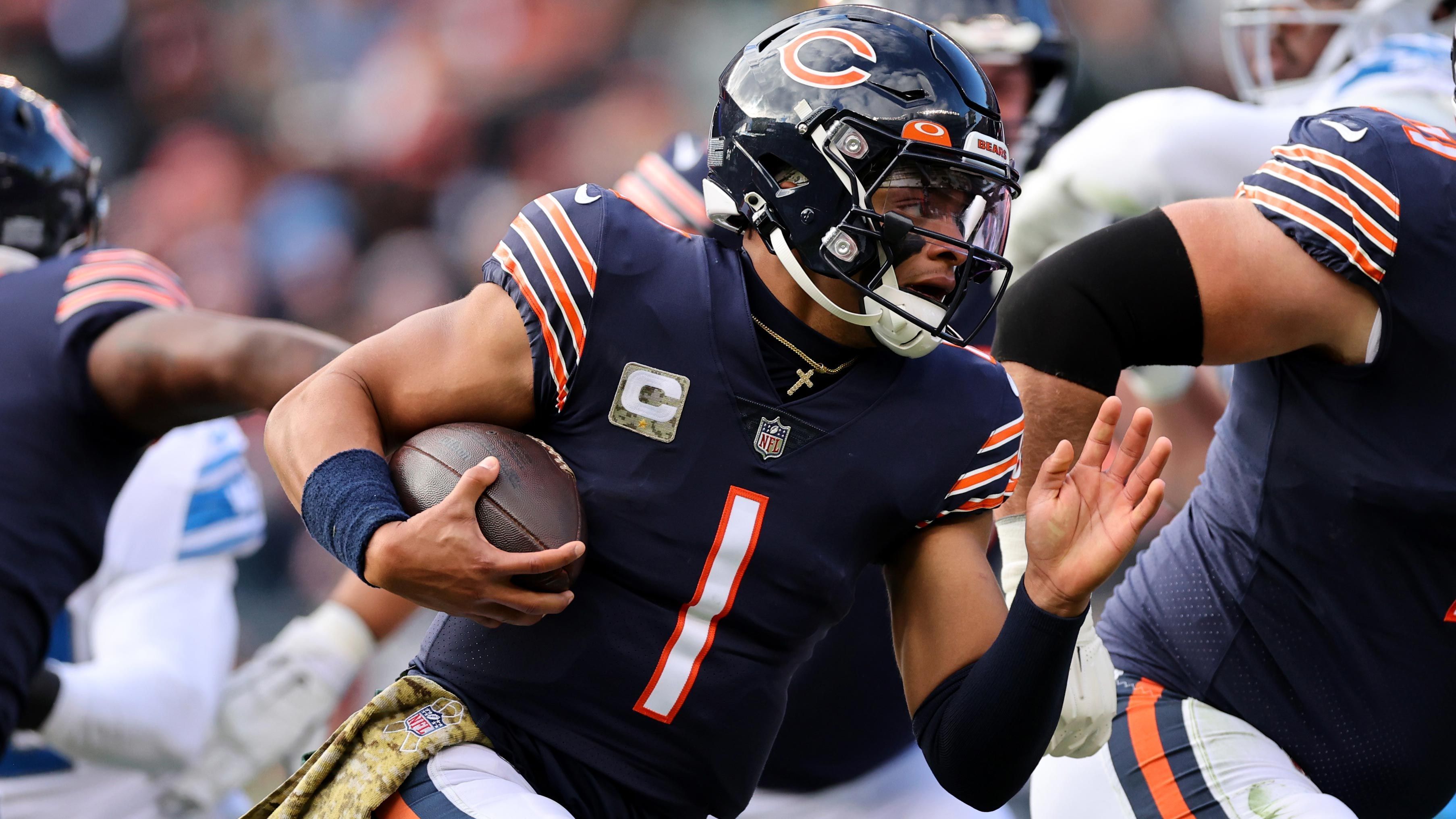 
                <strong>Week 10: Chicago Bears und Justin Fields</strong><br>
                Die Chicago Bears haben bei der knappen 30:31-Niederlage gegen die Detroit Lions einen neuen NFL-Rekord aufgestellt. Gegen die Lions kamen die Bears auf 258 Rushing Yards. Damit verbuchten sie im fünften Spiel in Folge mindestens 225 Rushing Yards - ein Novum in der NFL. Zu verdanken haben die Bears das auch ihrem Quarterback Justin Fields. Der Spielmacher ist nach seinem 67-Yard-Touchdown-Lauf nicht nur der erste Quarterback mit mehreren Rushing Touchdowns über 60 Yards in einer Saison, sondern auch der Quarterback mit den meisten Rushing Yards (555) über eine Spanne von fünf Spielen in der NFL-Geschichte. Er übertraf die bisherige Bestmarke von Lamar Jackson (473) aus dem Jahr 2019.
              