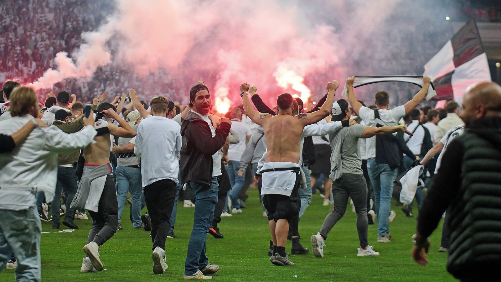 
                <strong>Platzsturm in Frankfurt: SGE-Fans gehen nach Finaleinzug gegen West Ham United steil</strong><br>
                
              