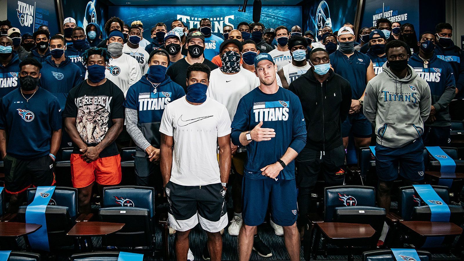 
                <strong>Tennessee Titans</strong><br>
                In einem Video auf Twitter äußerten sich die Titans, angeführt von Safety Kevin Byard (vorne links) und Ryan Tannehill (vorne, rechts), zu der aktuellen Situation in den USA. "Wir sind es leid Afroamerikanern dabei zu zusehen wie sie sterben, obwohl sie in einer solchen Situation friedlich nach Hause laufen und Zeit mit ihrer Familie verbringen sollten", erklärte ein sichtlich bewegter Tannehill. Die Mannschaft stehe gemeinschaftlich für sozialen Wandel ein und wolle diese Entwicklung auch weiterhin vorantreiben. 
              