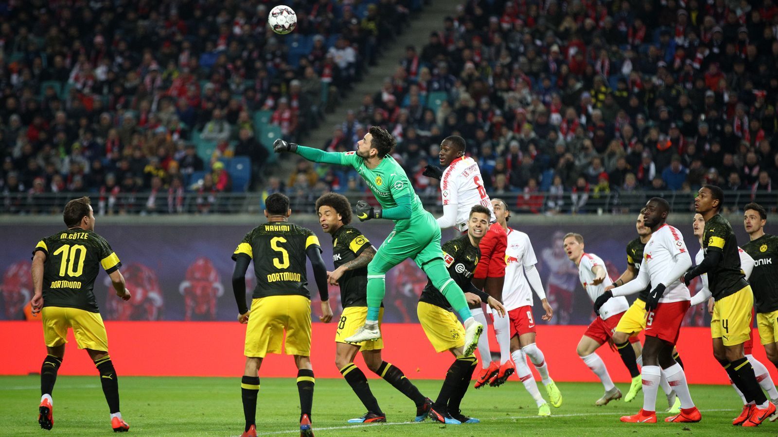 
                <strong>Roman Bürki</strong><br>
                War in der ersten Hälfte nahezu beschäftigungslos. Ist dann aber direkt nach der Pause zur Stelle, als Sabitzer aus kürzester Distanz im Getümmel an den Ball kommt, der Schweizer kann im Liegen aber noch klären. Hat in der 64. Minute Glück, dass sein Ausrutscher beim Herauslaufen ohne Folgen bleibt. Rettet in der 73. Minute mit einem starken Fußreflex gegen Sabitzer in höchster Not. Hält danach mit starken Paraden den Sieg fest. ran-Note: 1
              