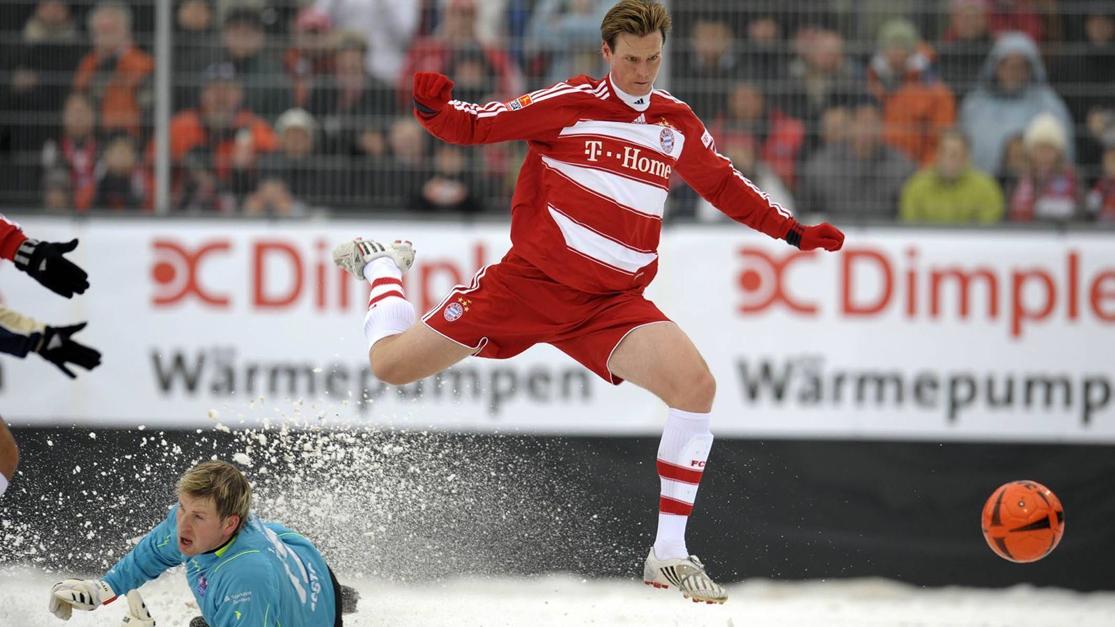 
                <strong>Tim Borowski (Juli 2008 bis Juni 2009)</strong><br>
                Werder-Legende Tim Borowski spielte in seiner gesamten Karriere genau ein Jahr nicht in Bremen: 2008 wechselte der Nationalspieler ablösefrei nach München, spielte dort aber nie eine entscheidende Rolle. Seinen bemerkenswertesten Auftritt hatte der zentrale Mittelfeldspieler als er gegen seinen ehemaligen und zukünftigen Klub Werder zwei Tore erzielte, als diese die Münchner mit 5:2 in der Allianz Arena demütigten. Immerhin: Beim Wechsel zurück in den Norden staubten die Münchner noch 750.000 Euro Ablöse an.
              