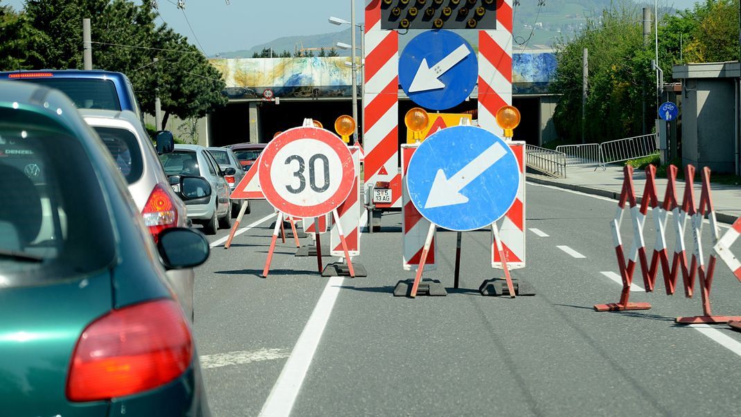 Staus nach Schadenfeststellung: Die Autobahnbrücke der A60 in Mainz-Finthen wurde teilweise bis auf Weiteres gesperrt. (Symbolbild)