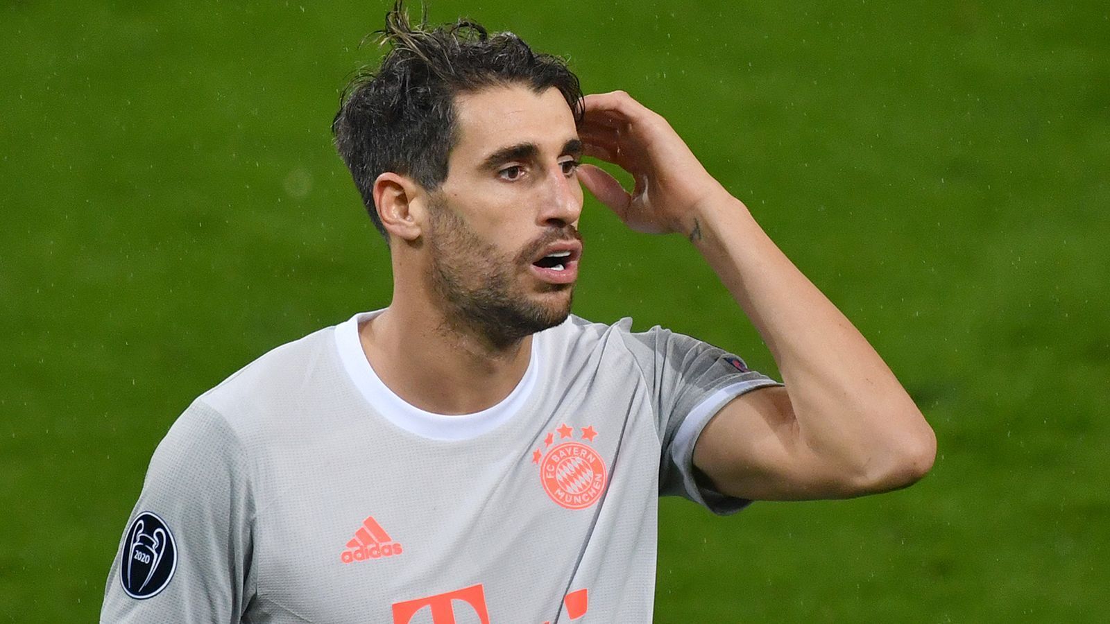 
                <strong>Javi Martinez</strong><br>
                Auch Javi Martinez hatte sich gegen den VfB eine kleine Blessur abgeholt und humpelte nach dem Spiel mehr, als er ging. Weil im defensiven Mittelfeld personell die höchste Alarmstufe herrscht und nach den Ausfällen von Kimmich, Goretzka, Tolisso und Roca neben Martinez nur noch die Nachwuchsspieler Angelo Stiller (19) und Maximilian Zaiser (21) im Kader übrig sind, dürfte Flick seinen Mann des defensiven Vertrauens gegen das hochkarätig besetzte Atletico in die Startelf stellen.
              