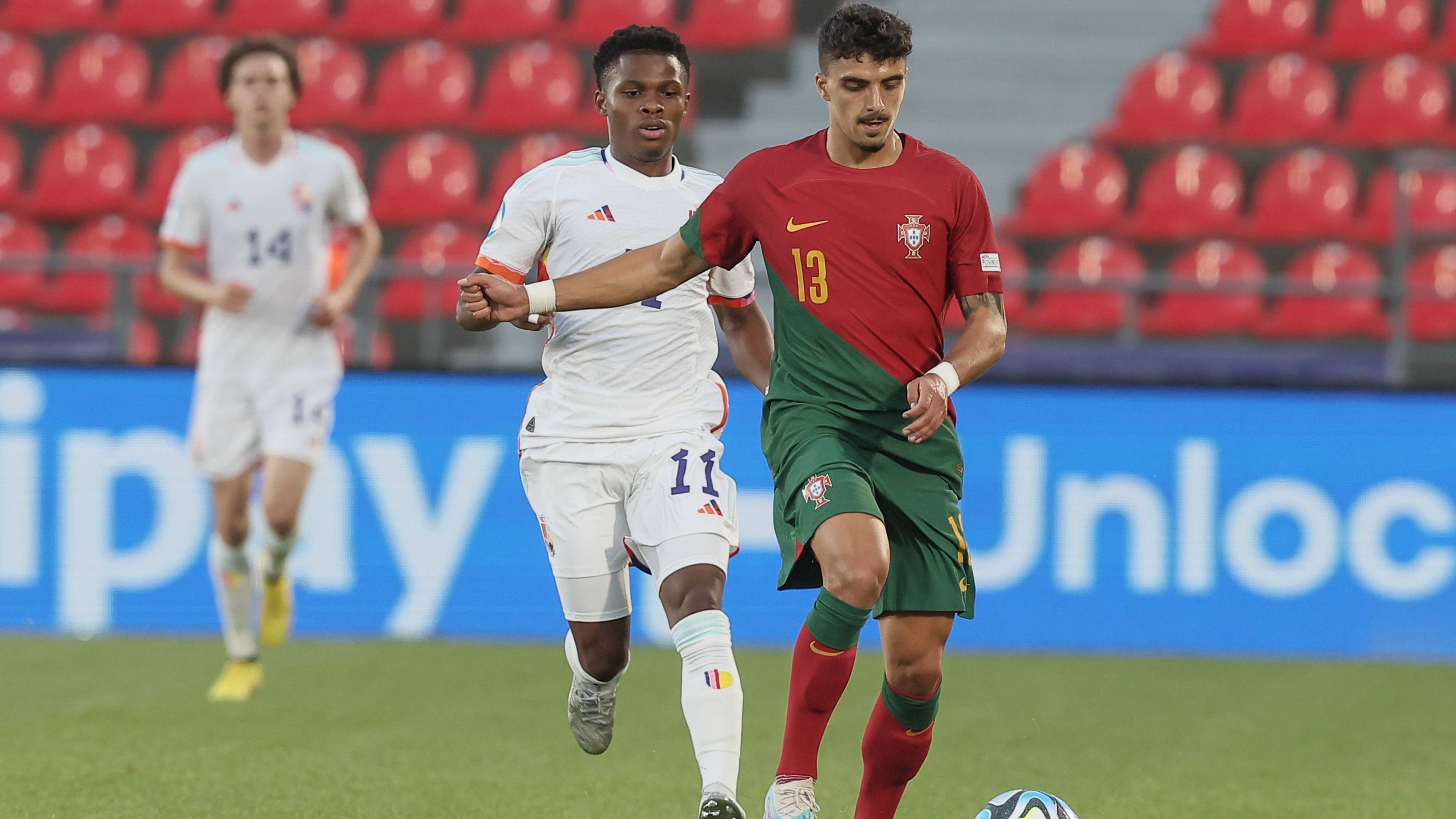 
                <strong>5. Portugal </strong><br>
                Die Portugiesen haben besonders in der Offensive eine bockstarke Mannschaft, was 41 Tore in der Qualifikation belegen. Einige Spieler sind schon bei Top-Klubs in ganz Europa unter Vertrag. In Goncalo Ramos fehlt allerdings der beste Torschütze der Quali, weil er längst andere Ambitionen hat. Die Gruppe mit den Niederlanden und auch Belgien könnte daher knifflig werden. Vor allem nach der überraschenden Niederlage zum Auftakt gegen Gastgeber Georgien. Schlüsselspieler: Vieira, Neto, Vitinha.• <a href="https://www.ran.de/fussball/u21/live/ran-fussball-u21-europameisterschaft-2023-live-gruppe-a-b-portugal-gegen-niederlande-und-spanien-gegen-kroatien-live-auf-prosieben-maxx-und-im-kostenlosen-livestream" data-url-id="52808">U21-EM: Portugal vs. Niederlande - Sa. 17:45 Uhr live auf ProSieben MAXX und auf ran.de</a><br>
              