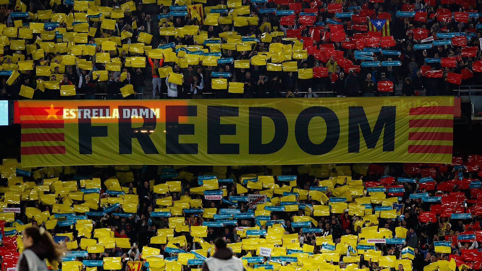 
                <strong>Statements auch im Stadion</strong><br>
                Nicht nur vor dem Camp Nou, auch auf den Rängen halten die Fans nicht mir ihrer Meinung hinter dem Berg. Ihre Forderung: Freiheit für die inhaftierten Separatistenführer.
              