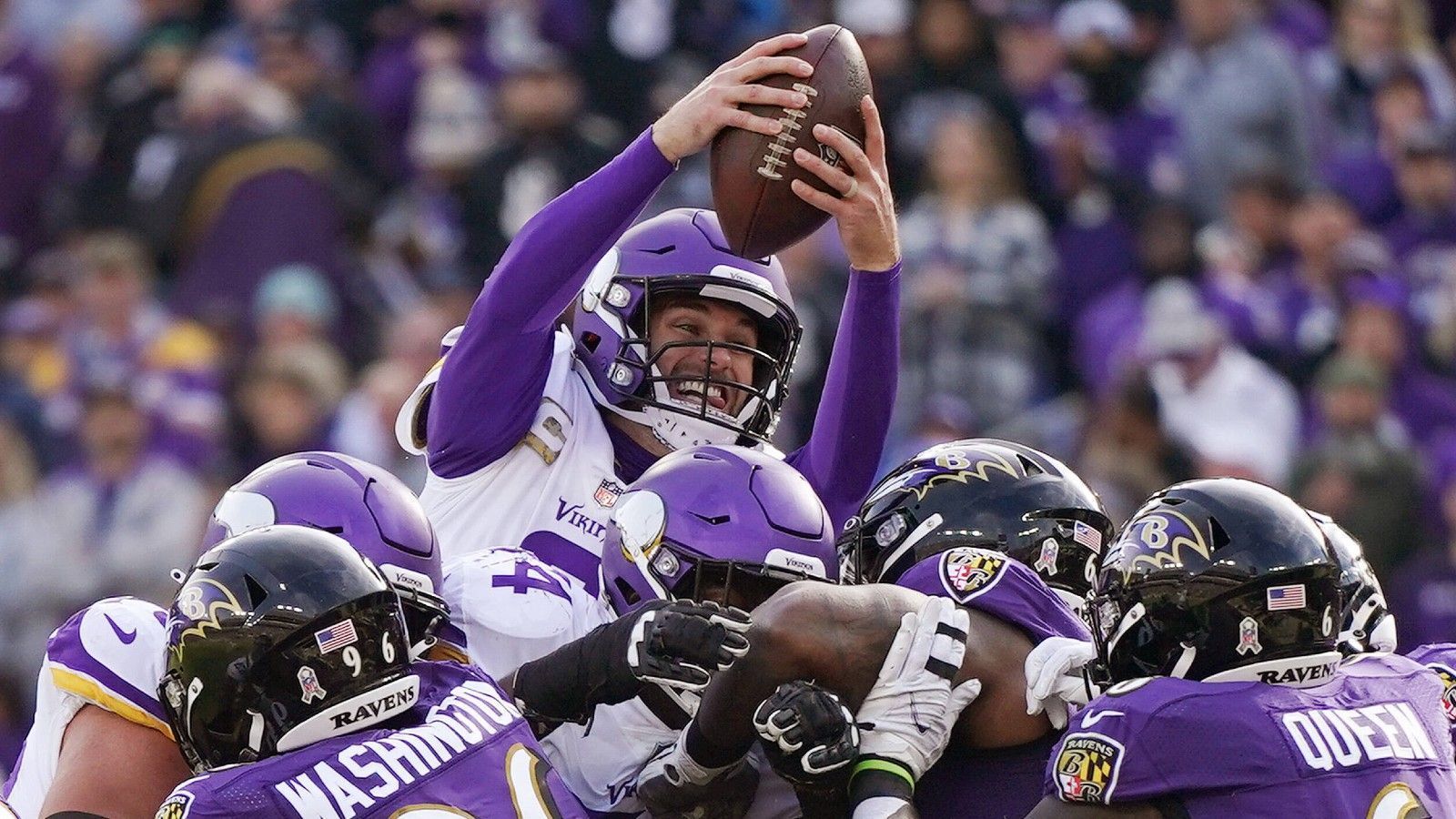 
                <strong>No-Trade-Klausel</strong><br>
                In Sachen Salary Cap schlägt der neue Vertrag in der kommenden Saison "nur" noch mit 31,25 statt mit 45 Millionen zu Buche. Außerdem bekommt Cousins eine No-Trade-Klausel. Diese besagt, dass er nicht zu einem anderen Team getradet werden darf, wenn er nicht zustimmt.
              