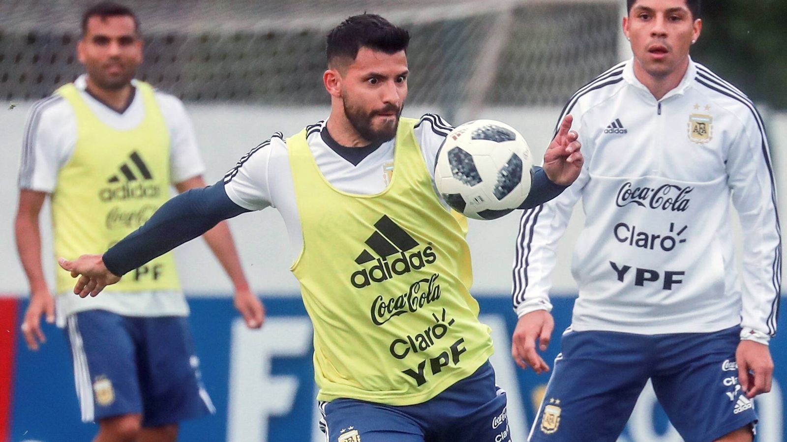 
                <strong>Angriff - Sergio Agüero</strong><br>
                Spielt bei der WM für ArgentinienVerein: Manchester City
              