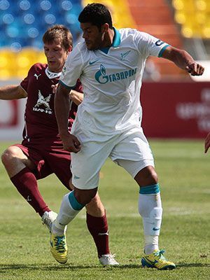 
                <strong>Zenit St. Petersburg - Auswärtstrikot</strong><br>
                Das Petersburger Auswärtstrikot steht dem brasilianischen Muskelprotz Hulk sehr gut. Ob er in diesem Outfit Zenit in der neuen Saison zur Meisterschaft schießen kann?
              