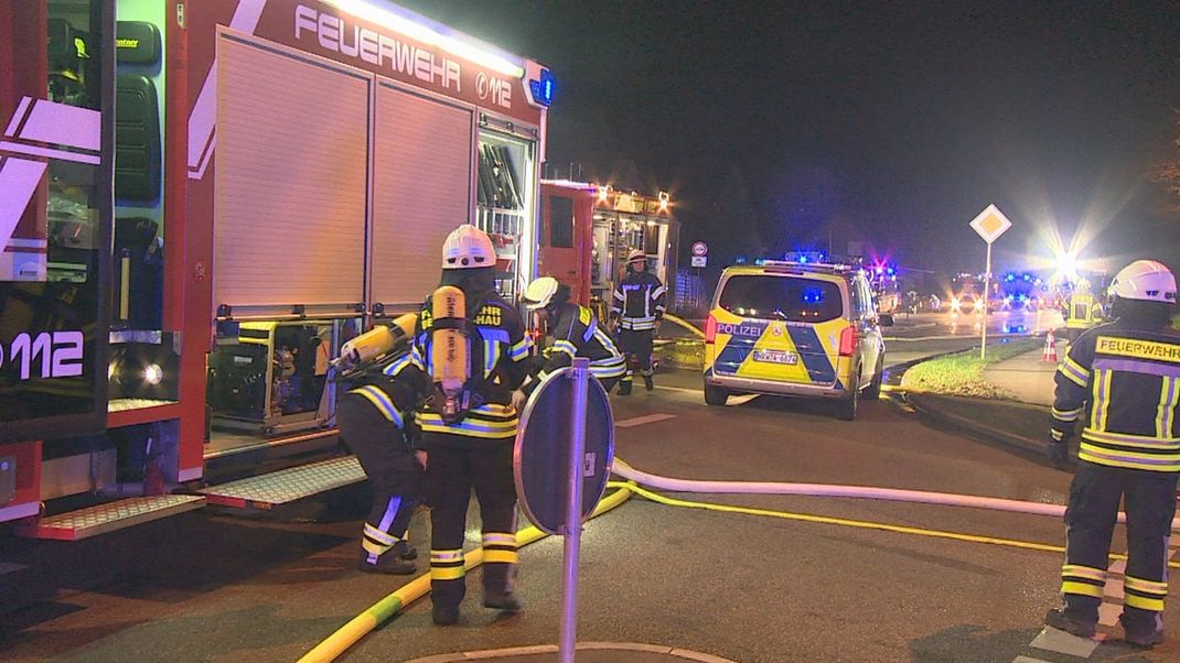 Einsatzkräfte von Feuerwehr und Polizei sind bei einem Brand in einem Seniorenheim im Einsatz. Bei dem Feuer sind nach ersten Angaben mehrere Menschen gestorben.