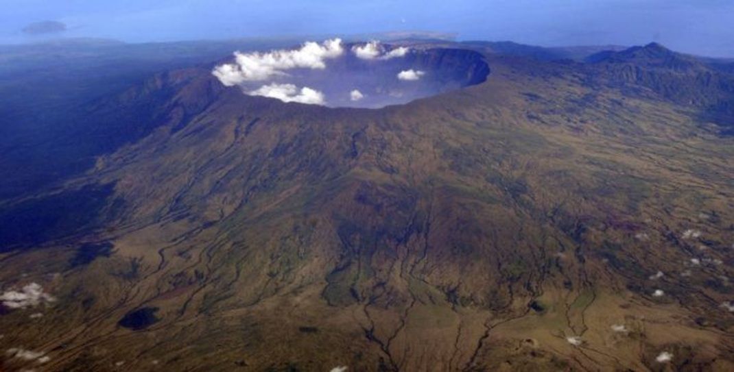 Der 10 Kilometer breite Krater des Vulkans Tabora auf Indonesien entstand bei dem Ausbruch 1815.