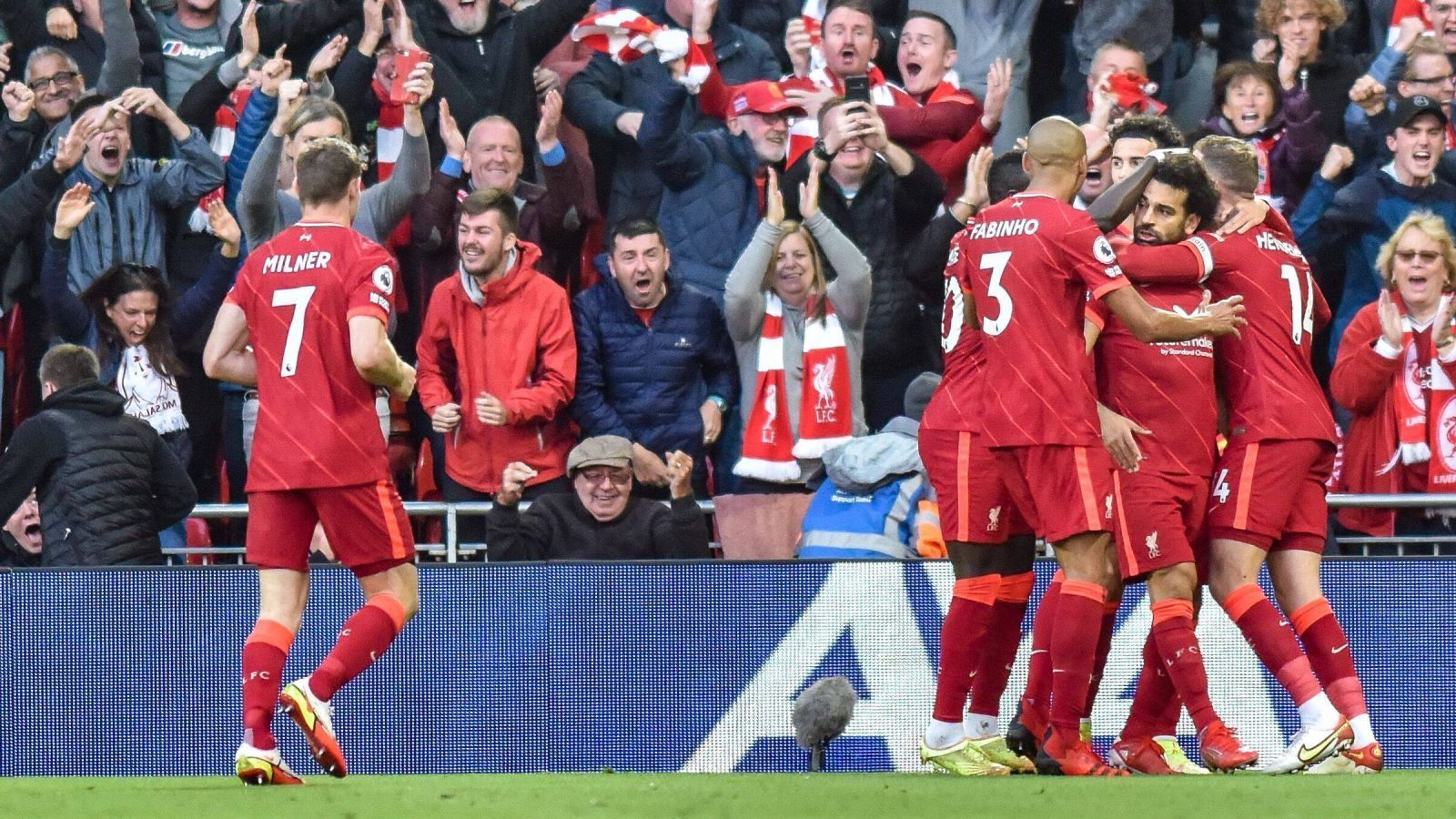 
                <strong>FC Liverpool (England)</strong><br>
                Auch in der englischen Premier League gibt es nur ein ungeschlagenes Team, was jedoch nach sieben Spieltagen erwartbarer war als Freiburg, nämlich der FC Liverpool. Wie Freiburg gewann Liverpool vier Spiele bei drei Remis und wie der Sport-Club ist Liverpool auch in den anderen Wettbewerben ohne Niederlage. In der Champions League sowie dem Ligapokal gab es in drei Spielen drei Siege. Dennoch ist Liverpool nicht Tabellenführer, nach dem Remis gegen Manchester City am vergangenen Spieltag (2:2) ist Chelsea Tabellenführer.
              