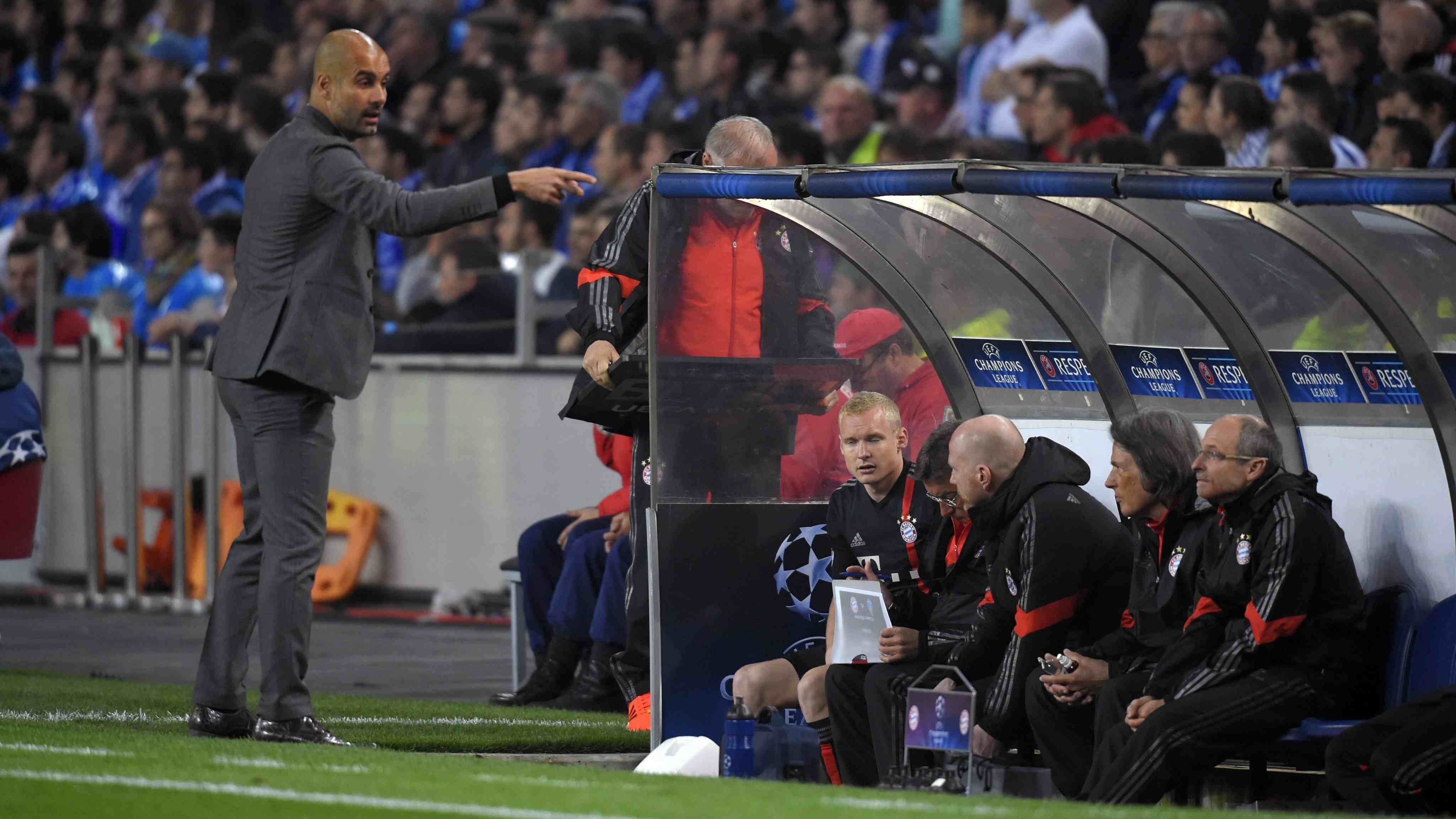 
                <strong>Das entscheidende Spiel in Porto</strong><br>
                Als entscheidender Punkt in der Beziehung zwischen "Mull" und Pep wird das Champions-League-Viertelfinal-Hinspiel 2015 beim FC Porto gesehen. Damals mussten die Münchner auf viele verletzte Spieler verzichten und verloren mit 3:1. Für Pep war damals Müller-Wohlfahrt der Schuldige, wie sich dieser erinnert: "Ich wurde vor versammelter Mannschaft lautstark angegriffen und für die vielen Verletzten verantwortlich gemacht. Ich sei schuld am körperlichen Zustand der Spieler und letztlich an der Niederlage. Es könne nicht sein, dass die Verletzungen bei uns sechs Wochen dauerten und in Spanien nur 14 Tage. Ich fühlte mich in meinem Ehrgefühl tief verletzt", erklärte der Team-Arzt in seiner Biografie.
              