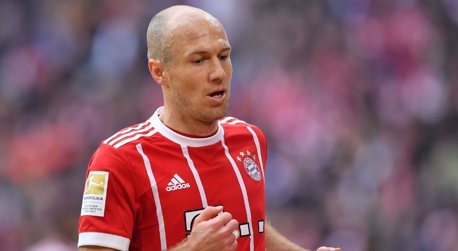 
                <strong>Mittelfeld: Arjen Robben</strong><br>
                Titz: "Auf der rechten Außenbahn nehme ich einen Spieler, der auch auf Top-Niveau den Unterschied ausmachen kann: Arjen Robben. Da kommt auch kein anderer in Frage. Er bindet immer zwei bis drei Spieler und lässt Räume entstehen. Da sehe ich auch keinen Lionel Messi oder Cristiano Ronaldo."
              