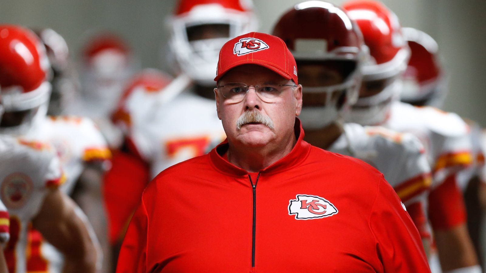 
                <strong>Andy Reid und das Warten auf den Coup </strong><br>
                Das Mastermind steht zum dritten Mal in seiner Karriere im Super Bowl, zum zweiten Mal als verantwortlicher Trainer. Damit ist er der 24. Head Coach in der Geschichte, der mehr als einmal in einem NFL-Endspiel stand. 2004 führte er die Philadelphia Eagles als Head Coach in den Super Bowl, allerdings unterlag er im Duell der "NFL-Superhirne" Bill Belichick und den New England Patriots (24:21). Immerhin: 1997 holte er als Assistent von Mike Holmgren mit den Green Bay Packers gegen die Patriots den Pokal. Für seinen gegenüber Kyle Shanahan ist es der erste Super Bowl. Vater Mike holte als Head Coach der Denver Broncos bereits 1997 und 1998 zwei Mal den Super Bowl. Durch einen Sieg mit den 49ers wären erstmals sowohl Vater als auch Sohn NFL-Champions als Head Coach.
              