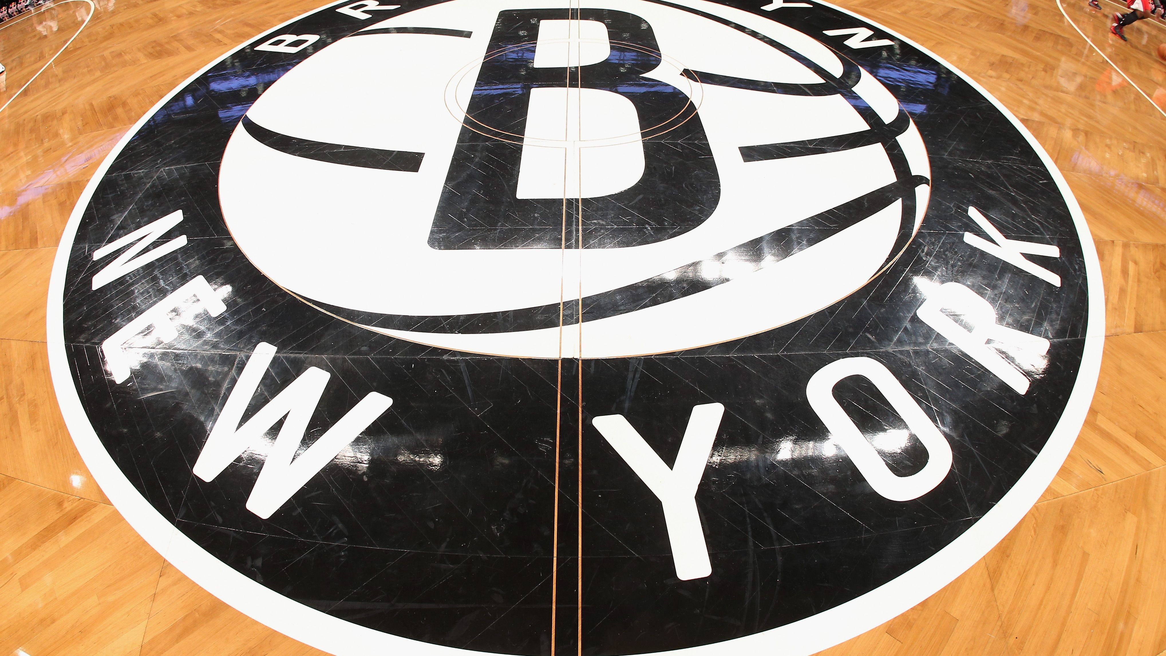 <strong>Brooklyn Nets</strong><br>Die Nets haben sich nach dem Erzeuger des wohl schönsten Basketball-Geräuschs benannt: dem Korbnetz. Seit die Franchise 1968 nach New York zog, trägt sie den Namen Nets, der sich praktischerweise auf die anderen New Yorker Sport-Franchises Mets (MLB) und Jets (NFL) reimt. 1967 wurden sie noch als New Jersey Americans gegründet. Nach einer Zwischenstation in New Jersey (1977 - 2012) zogen sie nach Brooklyn.