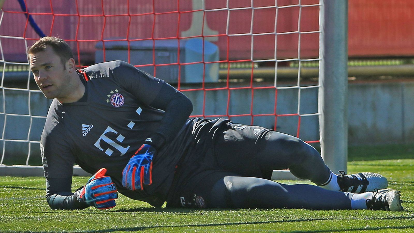 <strong>März 2017 - Haarriss im Mittelfuß</strong><br>
                Neuer zieht sich im Training einen Haarriss im linken Mittelfußknochen zu. Bei einer kleinen OP wird der Fuß mit einer Schraube fixiert. Die FCB-Verantwortlichen stehen unter Zeitdruck, da das Viertelfinale in der CL gegen Madrid ansteht. Neuer schafft es letztlich gegen Real wieder zwischen den Pfosten zu stehen.&nbsp;Neuers Ausfallzeit: Elf Tage und drei Spiele.