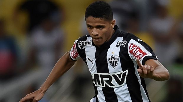 
                <strong>Linker Verteidiger: Douglas Santos (Atletico Mineiro / Brasilien)</strong><br>
                Linker Verteidiger: Douglas Santos (Atletico Mineiro / Brasilien). Die "Selecao" ist gespickt von Top-Talenten. Douglas Santos sollte dabei auf dem Zettel vieler Scouts stehen. 7,7 Millionen Euro an Ablöse flossen bereits für den Außenverteidiger insgesamt über den Tisch. Dabei spielte Santos in Spanien für Granada, in Italien für Udinese Calcio und aktuell wieder in Brasilien bei Atletico Mineiro. Der Linksfuß ist erst 22 Jahre alt.
              