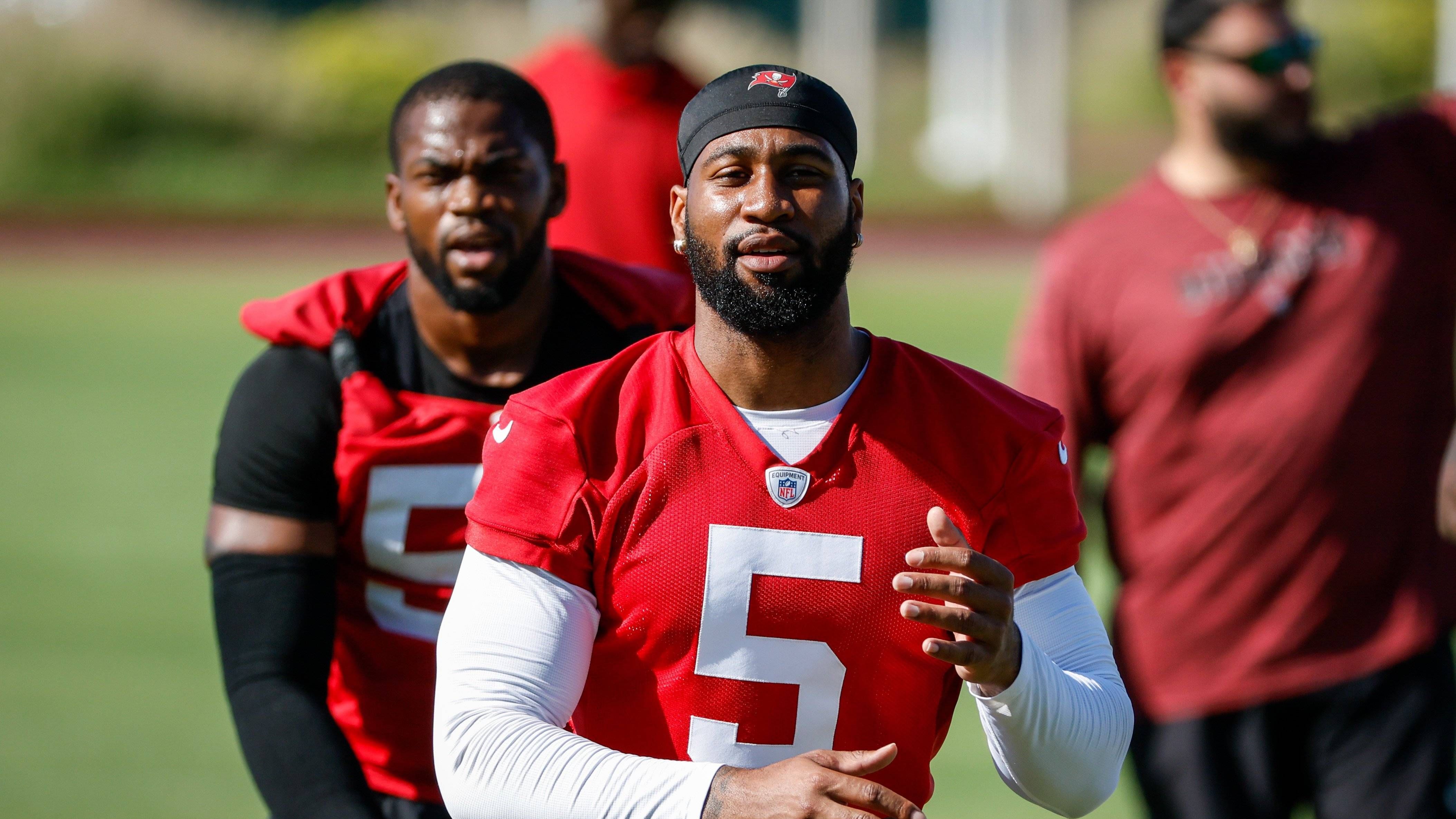 <strong>Tampa Bay Buccaneers: Haason Reddick (Edge Rusher)<br></strong><strong>Vertragdetails</strong>: 1 Jahr, 14 Millionen US-Dollar<br>Vergangene Saison konnte Reddick auf dem Feld nur selten überzeugen und sorgte eher abseits davon für Schlagzeilen. Die Buccaneers pokern dennoch auf seine Fähigkeiten und zahlen ihm 14 Millionen US-Dollar. Kann er zurück zu seiner Top-Form finden, wird sich der Deal auszahlen.