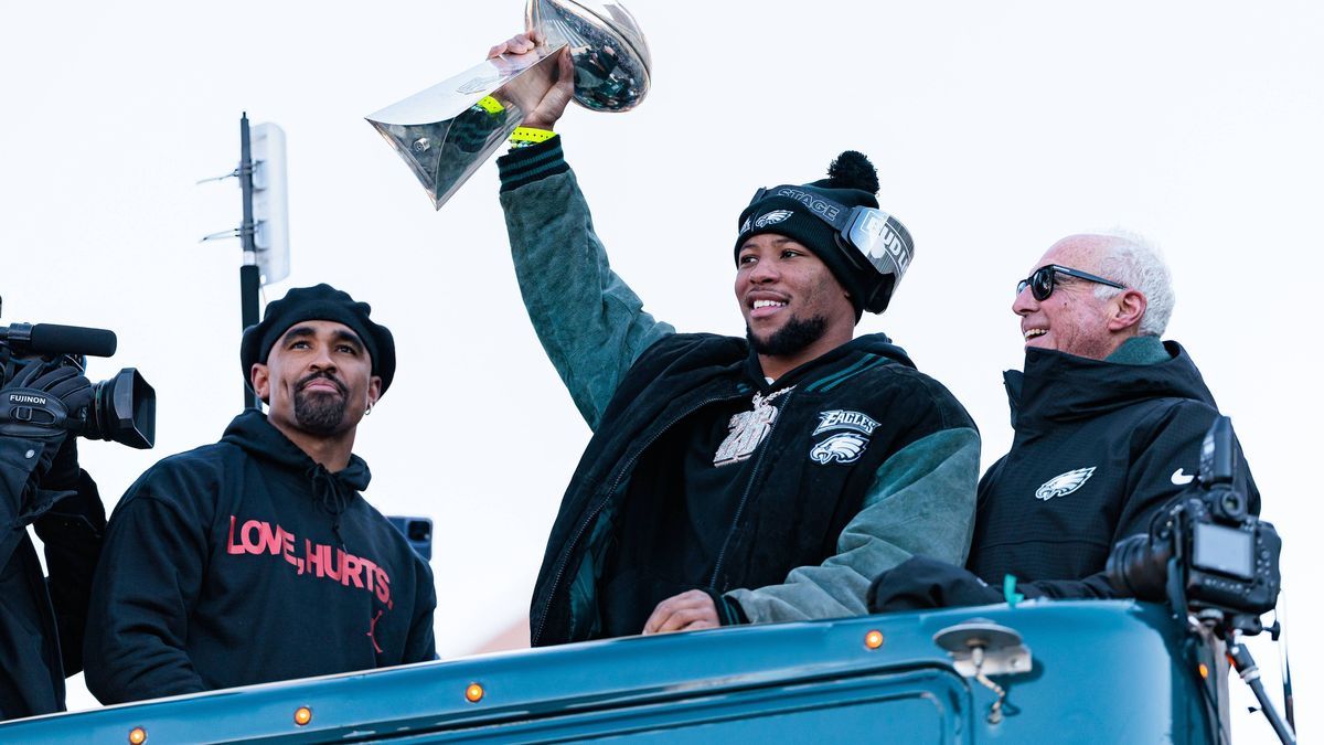 NFL, American Football Herren, USA Super Bowl LIX Philadelphia Eagles Championship Parade Feb 14, 2025; Philadelphia, PA, USA; Philadelphia Eagles running back Saquon Barkley (26) lifts the Lombard...