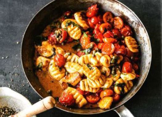 Rezept: Ricotta Gnocchi mit geschmolzenen Tomaten, Kapern und Burrata
