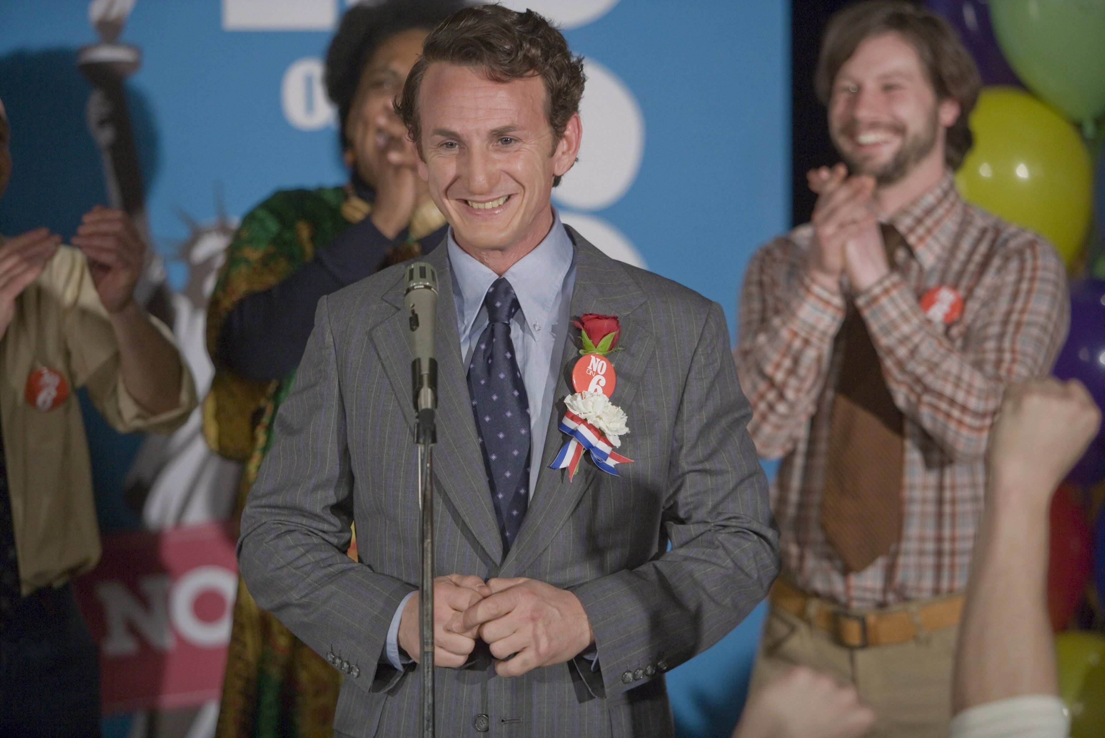 "Milk (2009)": Der homosexuelle Bürgerrechtler Harvey Milk (Sean Penn, Foto) setzt sich im San Francisco der 1970er für die Rechte von Schwulen und Lesben ein. Als er beschließt, Politiker zu werden, bekommt er viel Gegenwind - vor allem vom Stadtrat Dan White (Josh Brolin). Beeindruckend: Penn ging praktisch in der Figur des Harvey Milk auf und bekam dafür völlig zu Recht seinen zweiten Oscar.