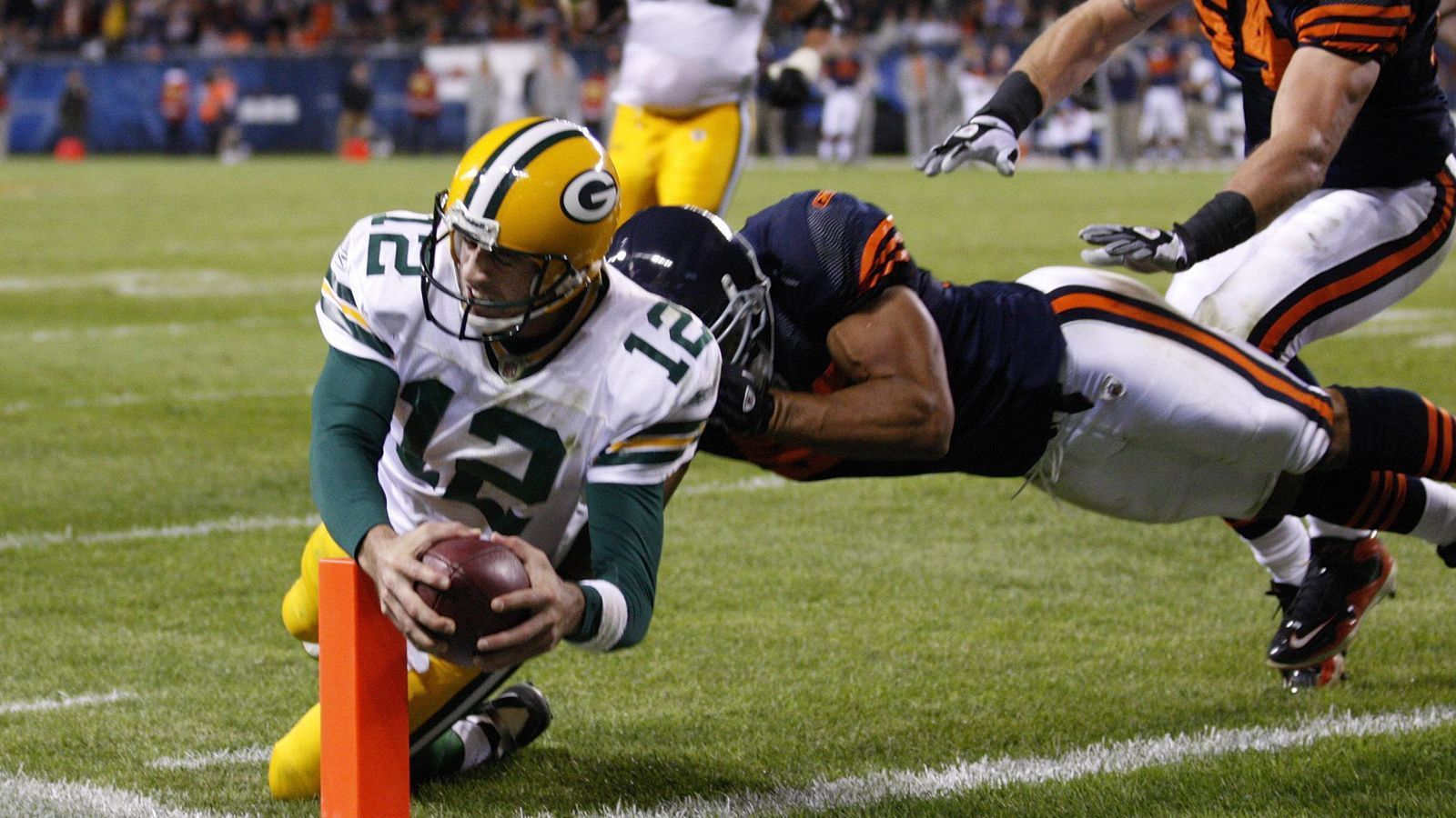 
                <strong>Läuferische Fähigkeiten</strong><br>
                Ein moderner Quarterback zeichnet sich auch dadurch aus, notfalls mit dem Ball laufen zu können. Es dürfte niemanden überraschen, dass der mobile Rodgers gegenüber dem Pocket-Passer Brady hier klar im Vorteil ist. Obwohl Rodgers vier Jahre später in die NFL kam, hat er mit 3.381 Rushing-Yards und 34 erlaufenen Touchdowns (Regular Season) weitaus bessere Zahlen als Brady mit seinen 1.121 Rushing-Yards und 27 Touchdowns. Auch in der Postseason liegt Rodgers (285 Yards und vier Touchdowns) vor Brady (133 Yards und sieben Touchdowns) - damit baut Rodgers den Vorsprung auf 5:3 aus.  
              