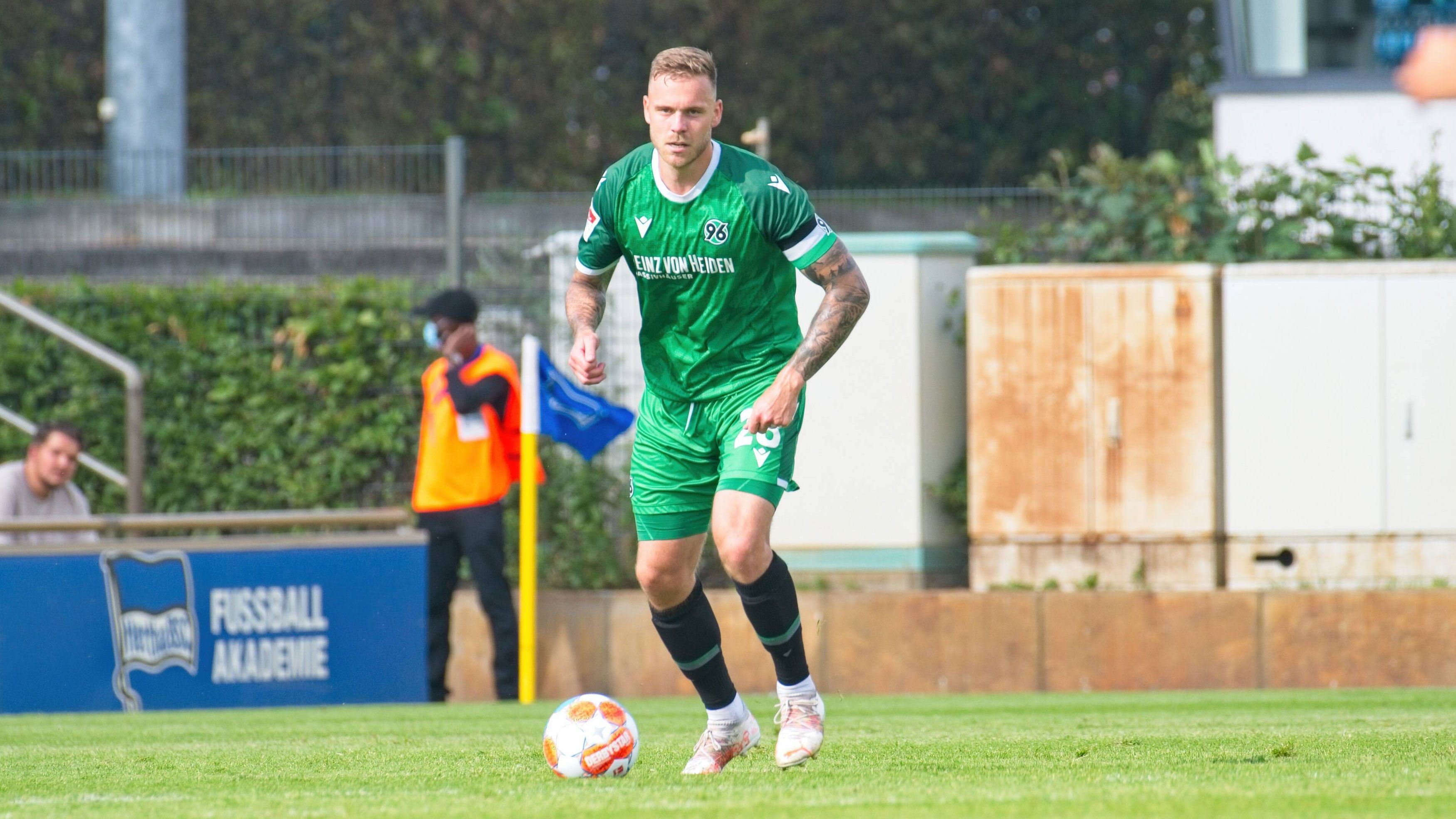 
                <strong>Hannover 96 </strong><br>
                &#x2022; Kapitän: Marcel Franke -<br>&#x2022; Position: Innenverteidiger -<br>&#x2022; Im Verein seit: 2019<br>
              