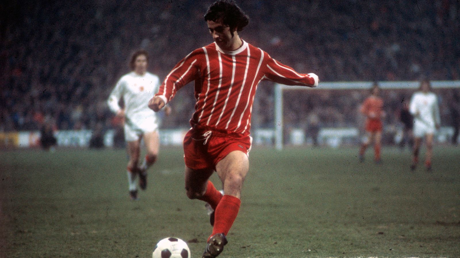 <strong>Platz 4: Gerd Müller</strong><br>
                • Pflichtspiel-Einsätze für den FC Bayern: 611<br>• Pflichtspiel-Tore: 568