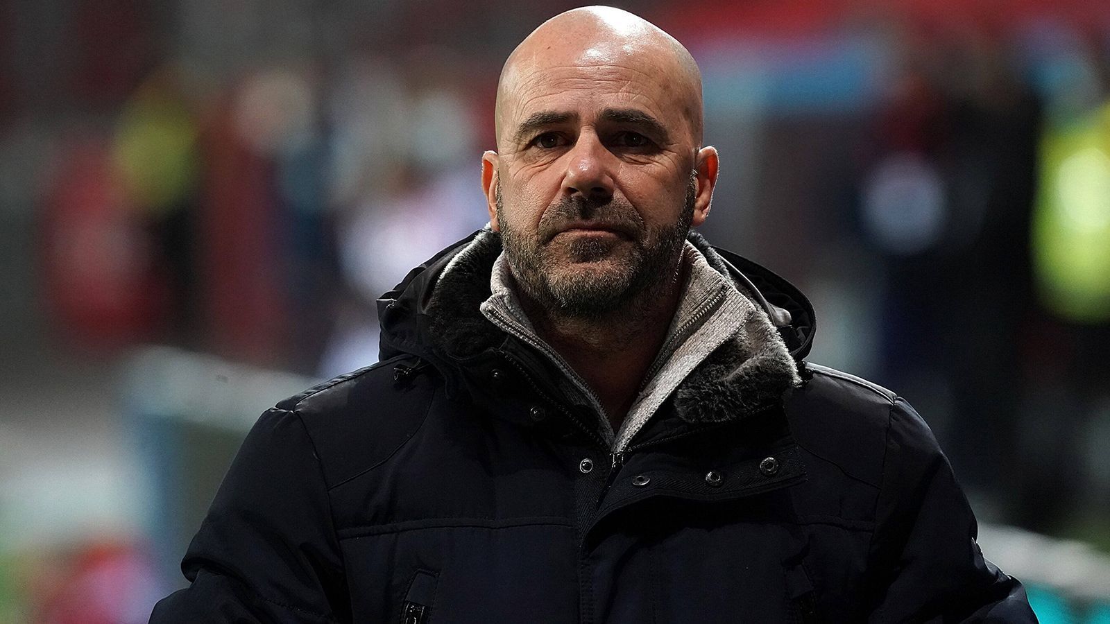 
                <strong>Bayer Leverkusen: Peter Bosz (Vertrag bis 2022)</strong><br>
                Peter Bosz war durch sein Engagement in Dortmund eigentlich schon in der Bundesliga gescheitert, aber in Leverkusen zeigt der Niederländer, was er kann. Bayer hat sich zur Spitzenmannschaft entwickelt und verbringt Weihnachten auf Platz zwei. In der Europa League steht Leverkusen souverän in der Zwischenrunde. Sein Vertrag wurde im Januar verlängert, zu Beginn des neuen Jahres könnte es dann die nächsten Gespräche geben. Alles andere als eine weitere Verlängerung scheint aber unrealistisch.
              