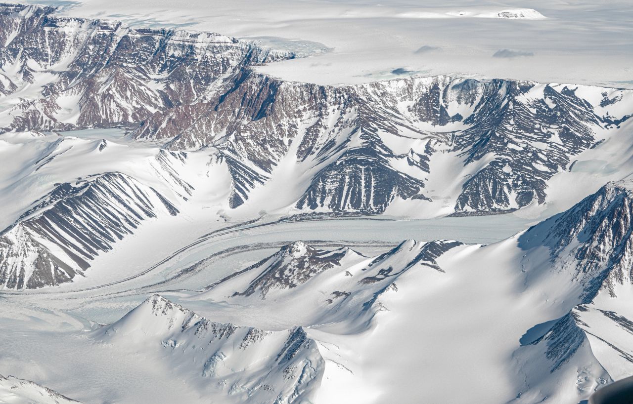 Eine Gletscherzunge im Eis der Antarktis.