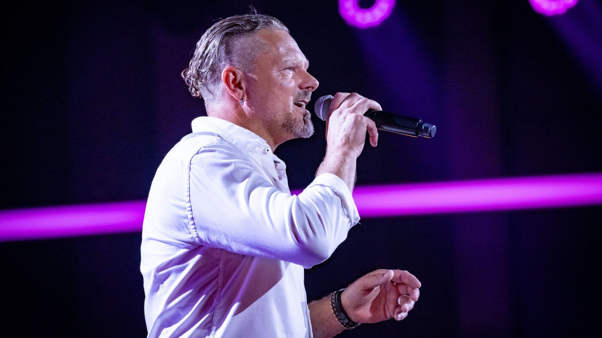 Marko Parlow (49) aus Hemmingen in Niedersachsen singt "Ein Stück vom Himmel" von Herbert Grönemeyer - "Ich bin von Beruf Fliesen-, Platten- und Mosaikleger. Und wer als Handwerker jeden Tag nur auf der Baustelle singt, muss erstmal fast 50 Jahre alt werden, um auf die große Bühne zu kommen."