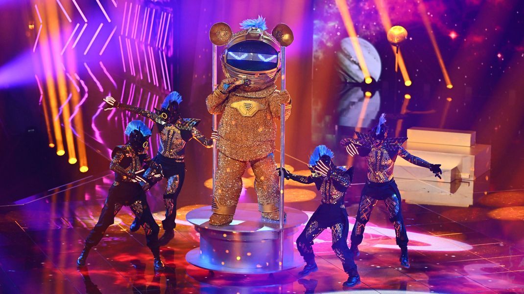 In Folge 3 von "The Masked Singer" 2023 rockt die Marsmaus die Bühne mit "Let Me Entertain You" von Robbie Williams. Trotz starker Performance muss sie sich jedoch letzten Endes zu erkennen geben.
