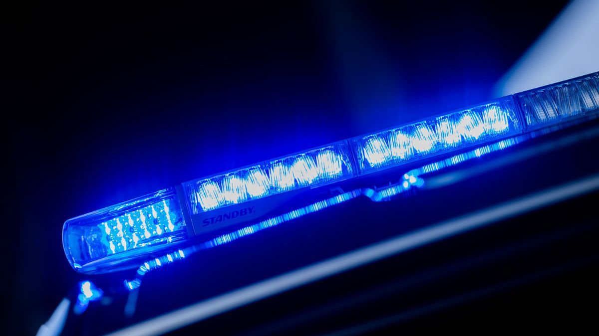 Ein leuchtendes Blaulicht auf einem Polizeifahrzeug.