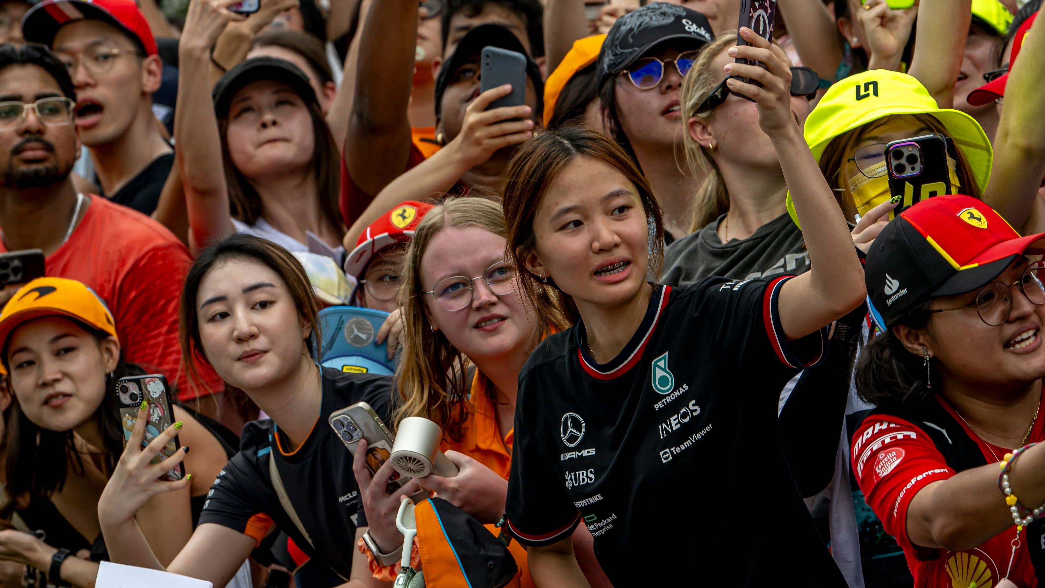 <strong>Verlierer: Die Fans</strong><br>Die Rennen in Singapur stehen meist nicht für Spektakel, aber wenigstens kommt eigentlich jedes Jahr das Safety Car auf die Strecke. In diesem Jahr aber hatte Bernd Mayländer nichts zu tun und somit wurde das Rennen zu einer ziemlich langweiligen Veranstaltung. Zumal die meisten Fahrer nur einen Boxenstopp absolvierten, taktische Spielchen gab es also auch nicht.