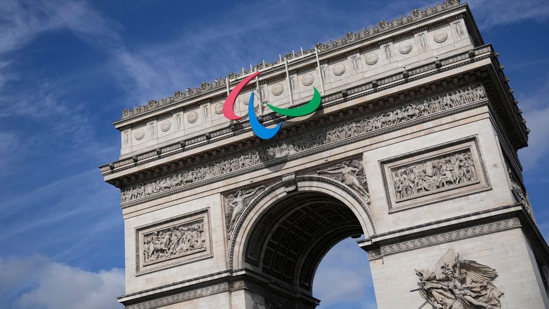 Der Arc de Triomphe zeigt das Symbol der Paralympics.