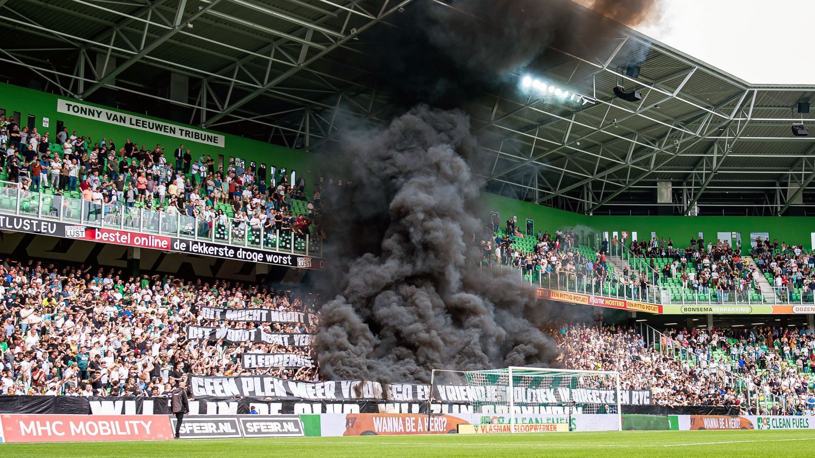 
                <strong>Rauch auch auf der Tribüne</strong><br>
                Auch auf der Tribüne selbst wurde immer wieder Pryotechnik gezündet. 
              