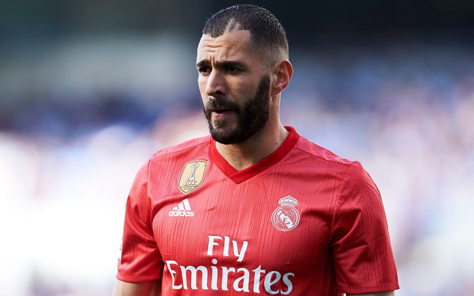 
                <strong>Karim Benzema</strong><br>
                Immer mal wieder wurde der Abgang des Franzosen vorher gesagt, doch immer wieder trat Benzema den Beweis an, dass er in den entscheidenden Momenten der Mann für die wichtigen Tore sein kann. Mit über 30 Treffern in dieser Saison trägt Benzema, der 2009 von Olympique Lyon nach Madrid wechselte, keine Schuld an der enttäuschenden Spielzeit. Benzemas Arbeitspapier läuft noch bis 2021, dann wäre er zwölf Jahre im Verein. 
              