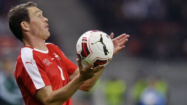 
                <strong>Schweiz - Stephan Lichsteiner</strong><br>
                Schweiz - Stephan Lichsteiner: Bei den Eidgenossen gibt es unmittelbar vor der EM einen Kapitänswechsel. Weil der bisherige Spielführer Gökhan Inler von Nationaltrainer Vladimir Petkovic nicht nominiert wurde, ist nun Juventus-Verteidiger Lichsteiner Kapitän der Schweizer, die mit insgesamt elf Bundesliga-Spielern im Kader nach Frankreich reisen.
              