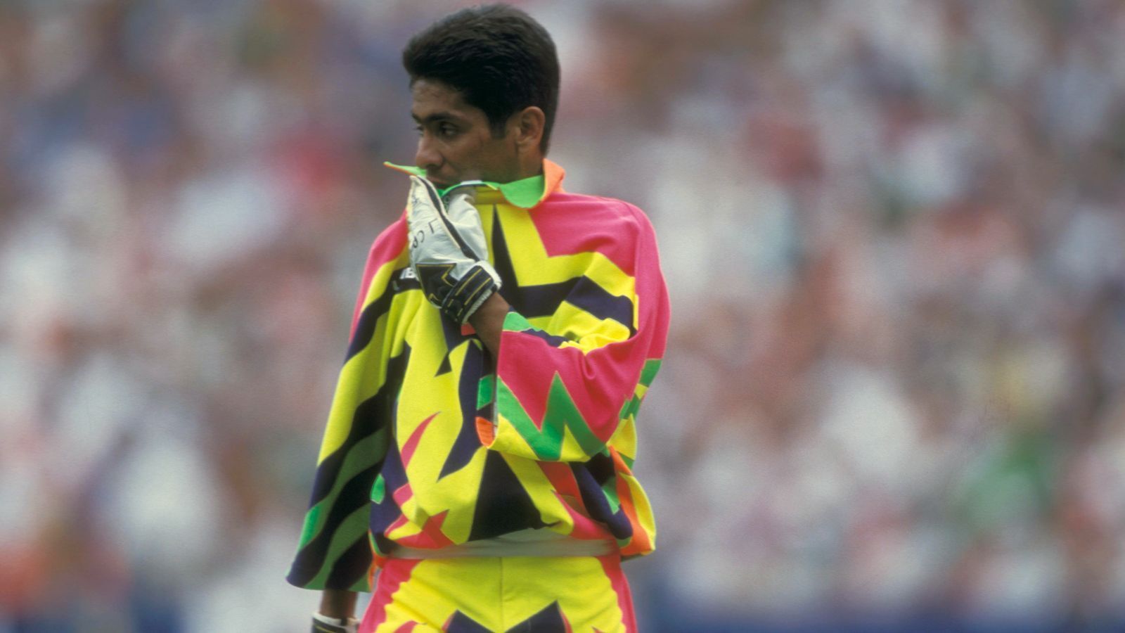 
                <strong>Jorge Campos (Mexiko)</strong><br>
                Der Mexikaner Jorge Campos stellte so manche These bezüglich idealer Größe eines Torhüters auf den Kopf. Der Schlussmann war nämlich nur knapp 1,70 Meter groß - eigentlich deutlich zu klein für einen Klasse-Keeper. Dennoch bestritt der Mann aus Acapulco 129 Länderspiele für "El Tri", war zudem bei drei Weltmeisterschaften dabei (1994, 1998, 2002). Neben seiner geringen Größe, die er unter anderem durch starke Reflexe kompensieren konnte, fiel Campos vor allem durch extrem farbenfrohe Torwart-Trikots auf. Und: Campos war im Laufe seiner Karriere eben nicht nur Torwart, sondern auch als Stürmer aktiv, erzielte dabei 38 Treffer. Auf Klubebene pendelte der heute 51-Jährige zwischen seinem Heimatland und dem ein oder anderen MLS-Klub.
              