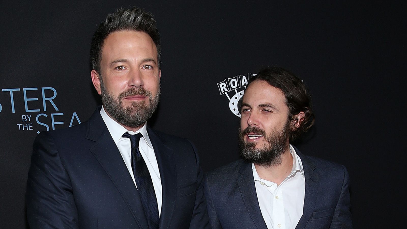 
                <strong>Ben und Casey Affleck (New England Patriots)</strong><br>
                Ben (l.) und Casey Affleck haben ein gemeinsames Hobby: die New England Patriots. Kein Wunder: Die Schauspieler-Brüder sind in Massachusetts aufgewachsen.
              