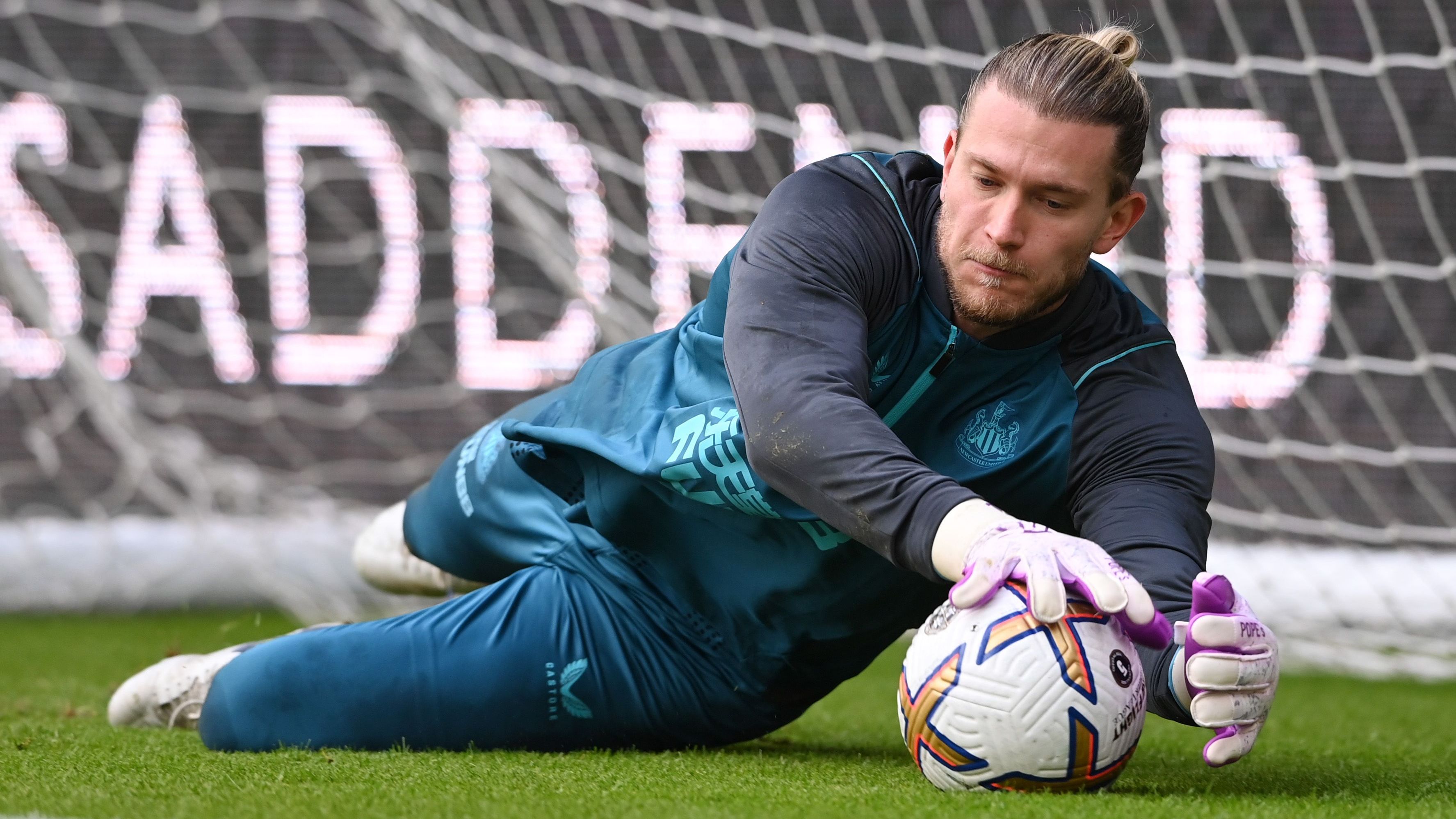 <strong>Loris Karius (zuletzt Newcastle United)</strong><br>Ebenfalls eine Liverpool-Vergangenheit hat der deutsche Keeper Loris Karius, der zuletzt bei Newcastle United unter Vertrag stand. Auch er hat noch keine neue sportliche Herausforderung gefunden. Aufgrund der Herkunft seiner Frau Diletta Leotta, einer bekannten Sportreporterin, wurde zuletzt berichtet, dass Karius auf einen Italien-Wechsel spekulieren soll.