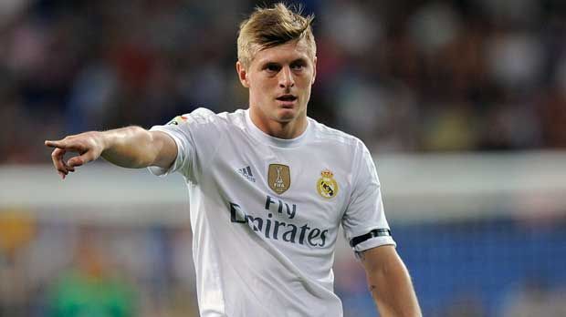 
                <strong>Toni Kroos</strong><br>
                Toni Kroos: Real Madrid leistet es sich, beim Duell mit Espanyol Barcelona dem Weltmeister eine Pause zu gönnen. Kroos sitzt 90 Minuten auf der Bank, hat aber besten Blick auf den Fünferpack seines Mannschaftkollegen Cristiano Ronaldo.
              
