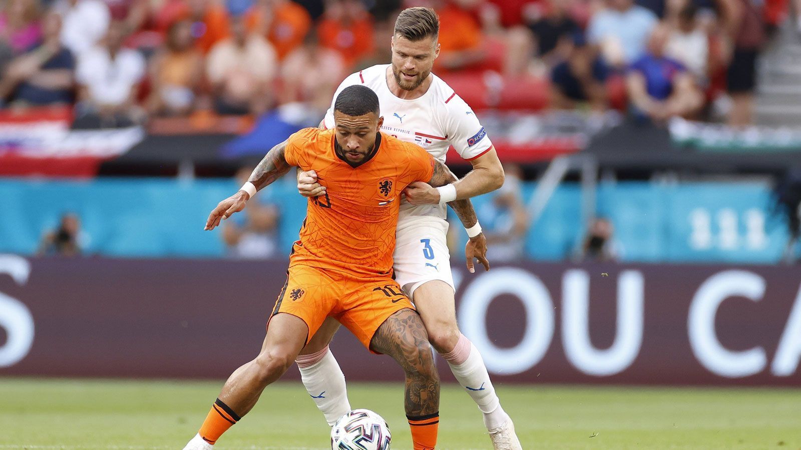 
                <strong>Depay als ständiger Unruheherd</strong><br>
                Fixpunkt im niederländischen Offensivspiel ist der zukünftige Barcelona-Angreifer Memphis Depay. Der 27-Jährige agiert äußerst umtriebig und fordert viele Bälle.
              