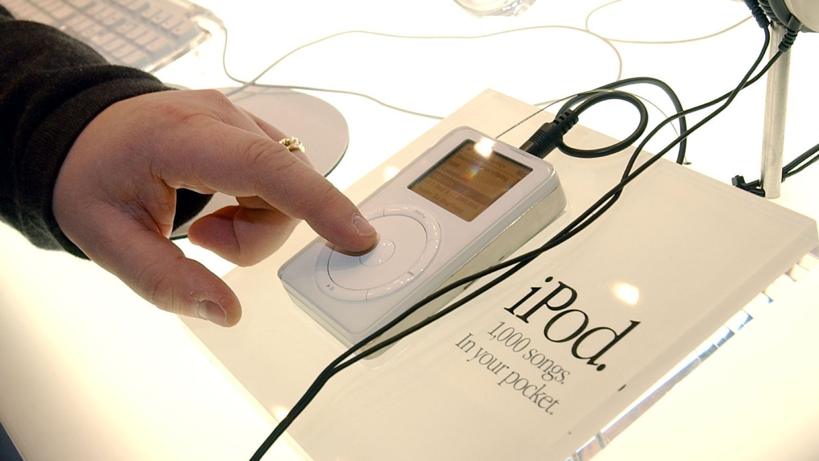 
                <strong>Der erste iPod wird vorgestellt</strong><br>
                Im Oktober 2001 stellte Apple die erste Generation des iPods vor. Der kleine MP3-Player sollte mit seiner großen Kapazität den Markt revolutionieren und war ein wichtiger Baustein von Apple auf dem Weg zu einer der erfolgreichsten Marken in diesem Jahrtausend.
              